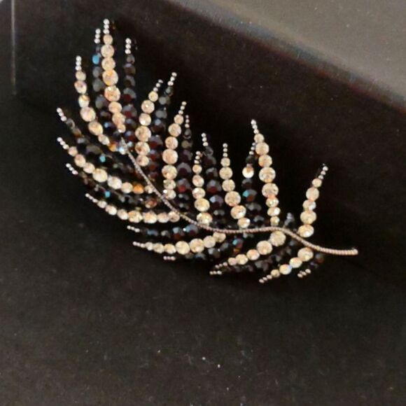 Vintage Rhinestone Leaf Brooch. J2 - Picture 1 of 3